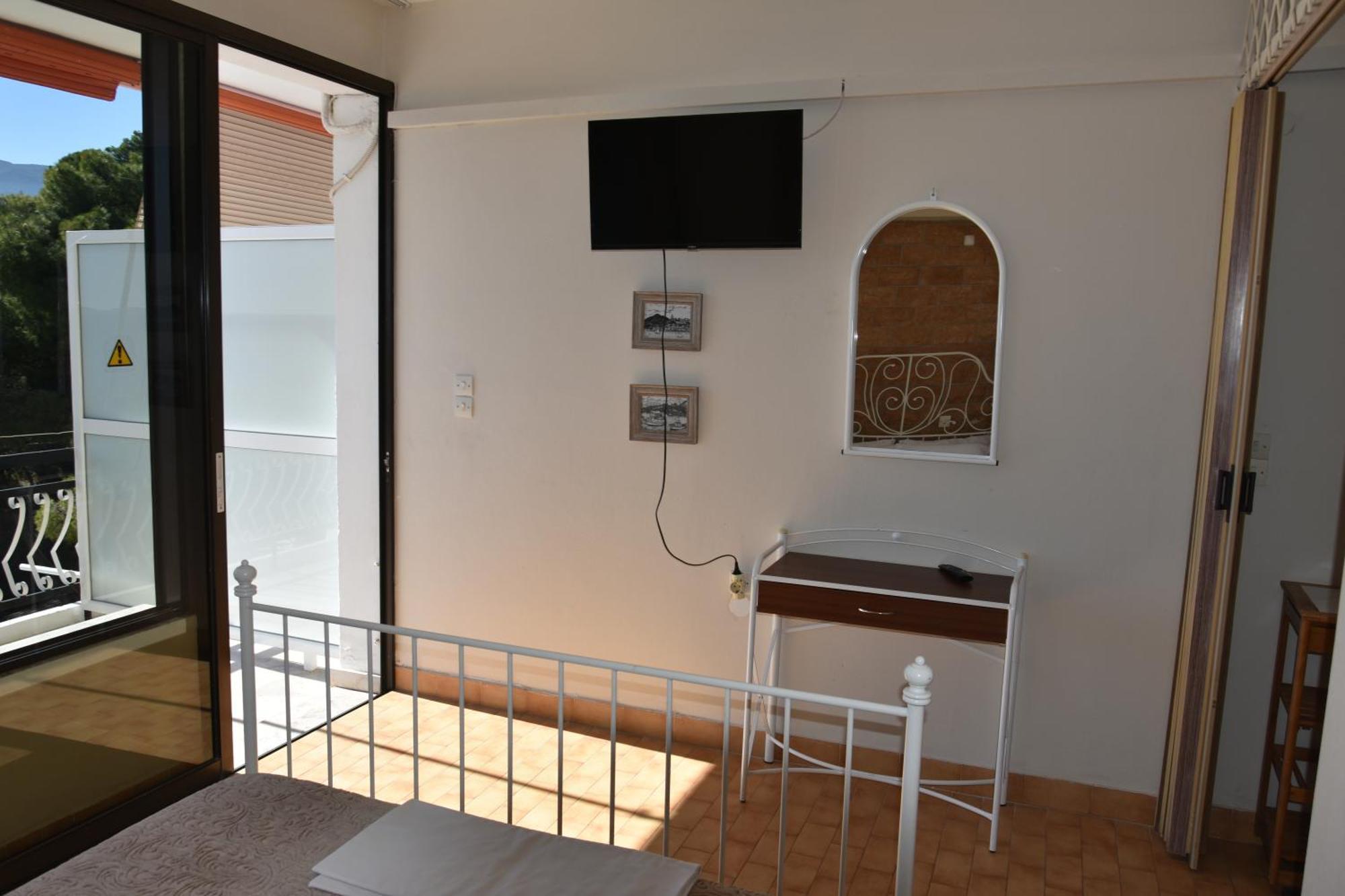 Lions 2 Studios & Apartments, Poros Island. Poros Town Екстериор снимка