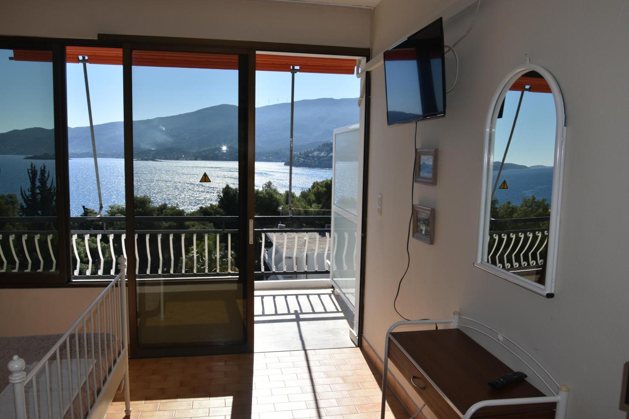 Lions 2 Studios & Apartments, Poros Island. Poros Town Екстериор снимка