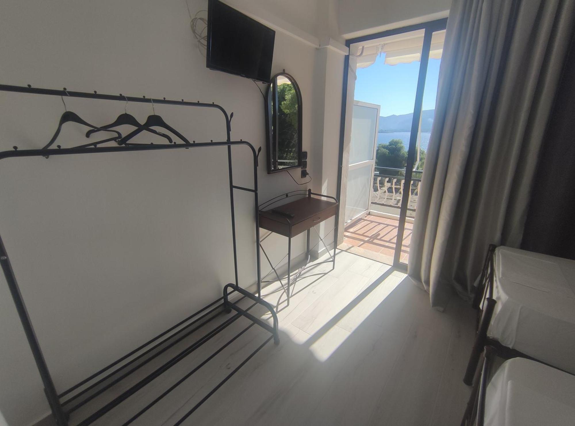 Lions 2 Studios & Apartments, Poros Island. Poros Town Екстериор снимка