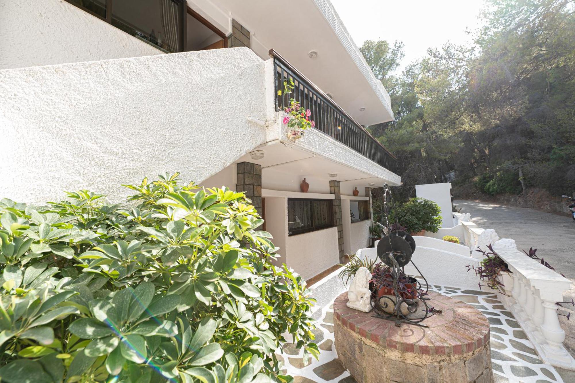 Lions 2 Studios & Apartments, Poros Island. Poros Town Екстериор снимка