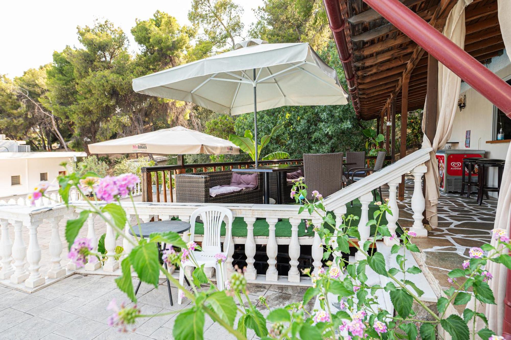 Lions 2 Studios & Apartments, Poros Island. Poros Town Екстериор снимка