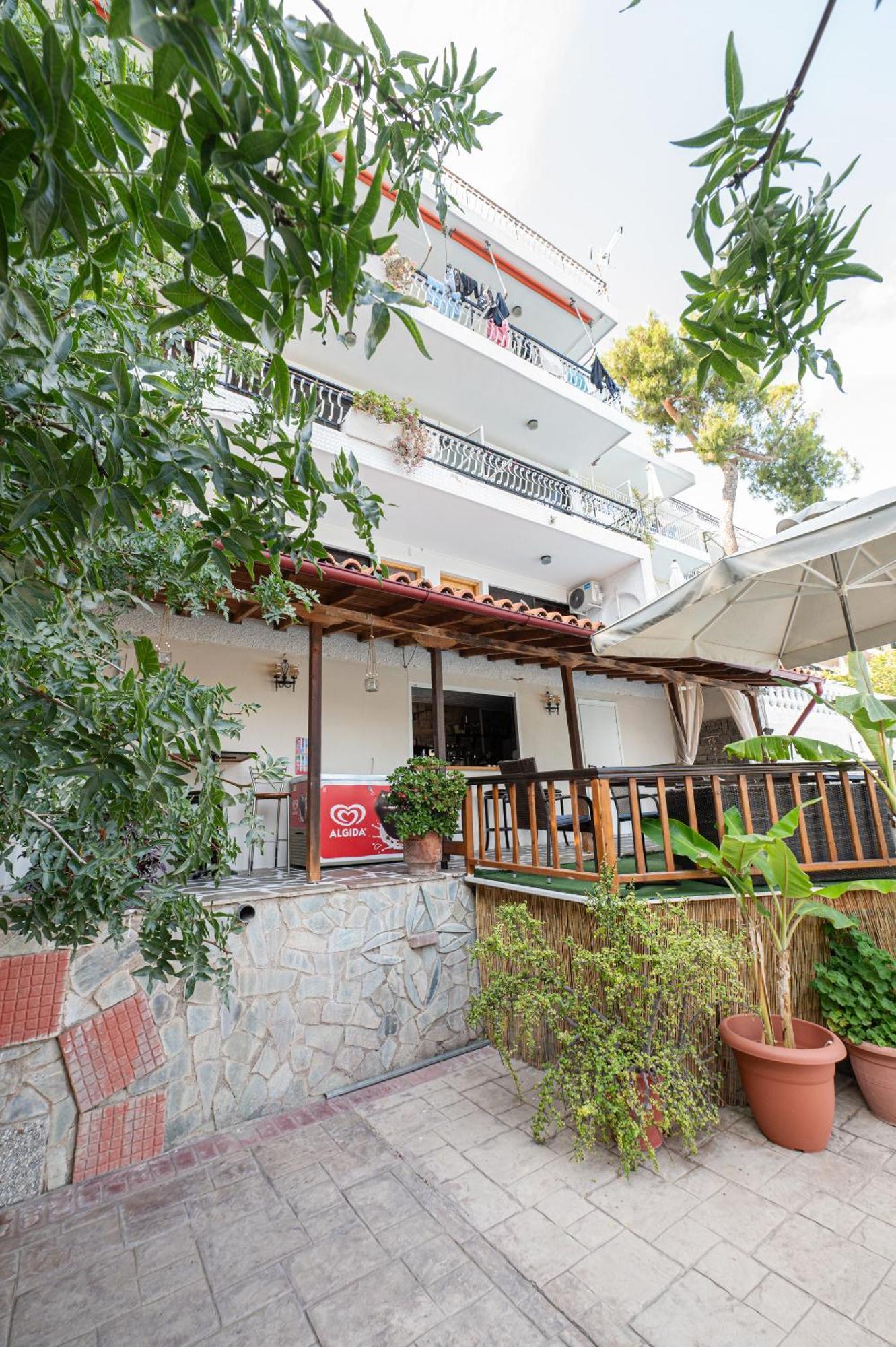 Lions 2 Studios & Apartments, Poros Island. Poros Town Екстериор снимка