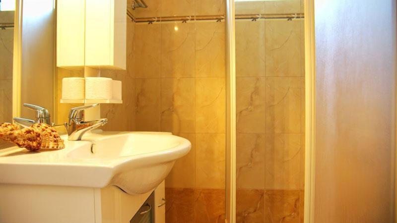 Lions 2 Studios & Apartments, Poros Island. Poros Town Екстериор снимка